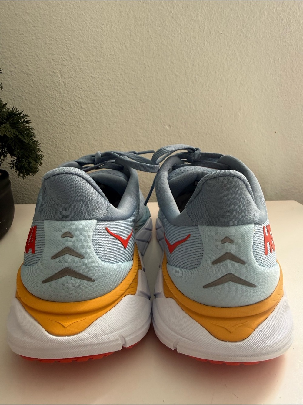 Hoka Arahi 6 Men size 10.5 Running Shoes in Light Blue with Yellow - Picture 7 of 10